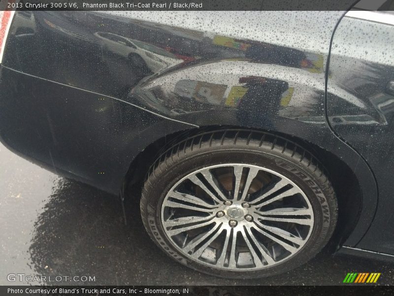Phantom Black Tri-Coat Pearl / Black/Red 2013 Chrysler 300 S V6