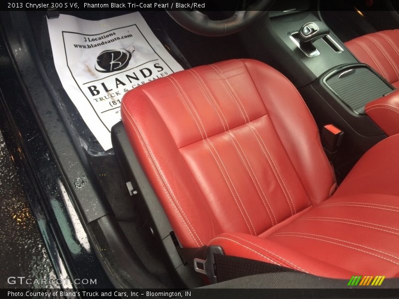 Phantom Black Tri-Coat Pearl / Black/Red 2013 Chrysler 300 S V6