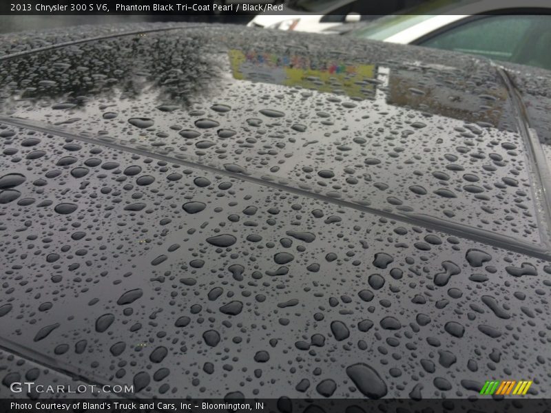 Phantom Black Tri-Coat Pearl / Black/Red 2013 Chrysler 300 S V6
