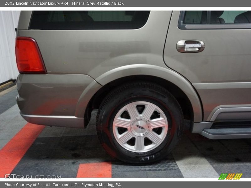 Mineral Grey Metallic / Black 2003 Lincoln Navigator Luxury 4x4