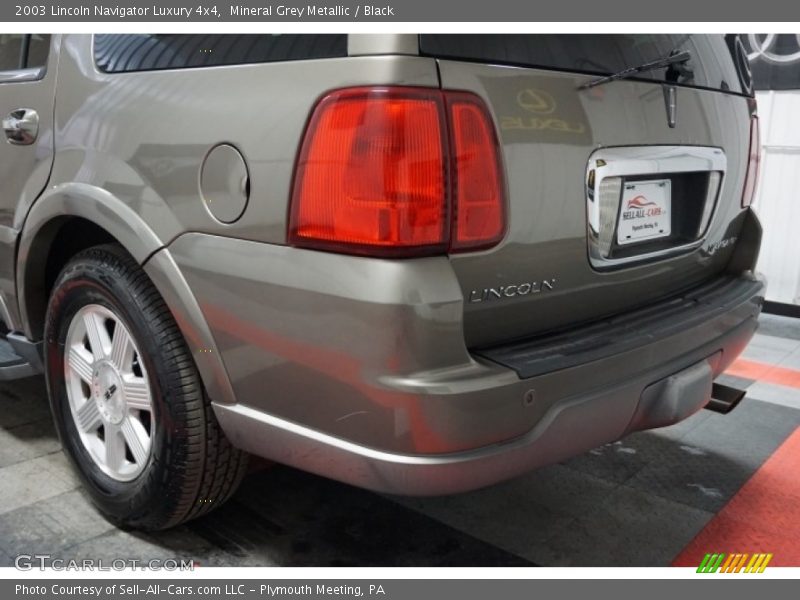 Mineral Grey Metallic / Black 2003 Lincoln Navigator Luxury 4x4