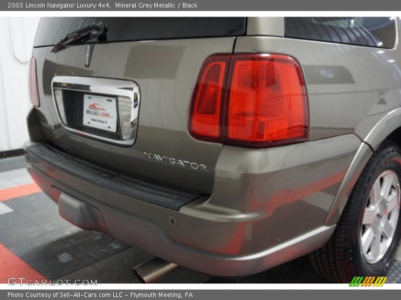 Mineral Grey Metallic / Black 2003 Lincoln Navigator Luxury 4x4
