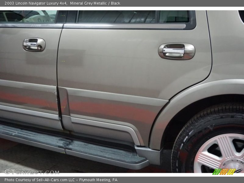 Mineral Grey Metallic / Black 2003 Lincoln Navigator Luxury 4x4