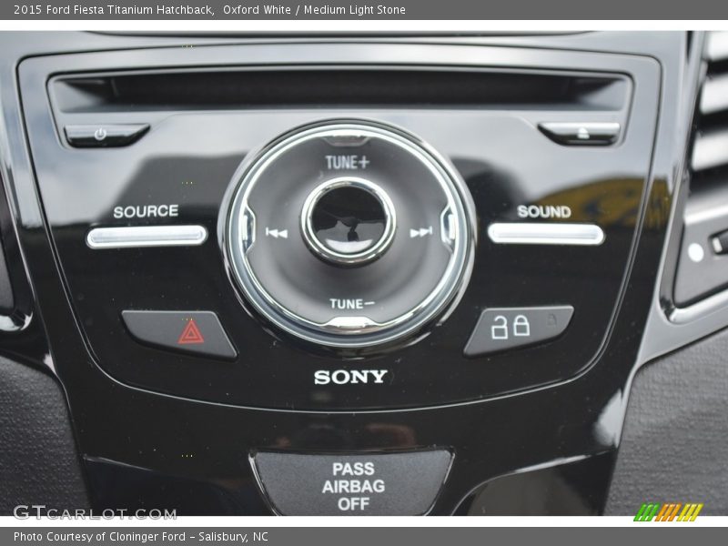 Oxford White / Medium Light Stone 2015 Ford Fiesta Titanium Hatchback