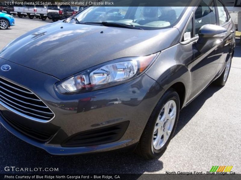 Magnetic Metallic / Charcoal Black 2016 Ford Fiesta SE Sedan