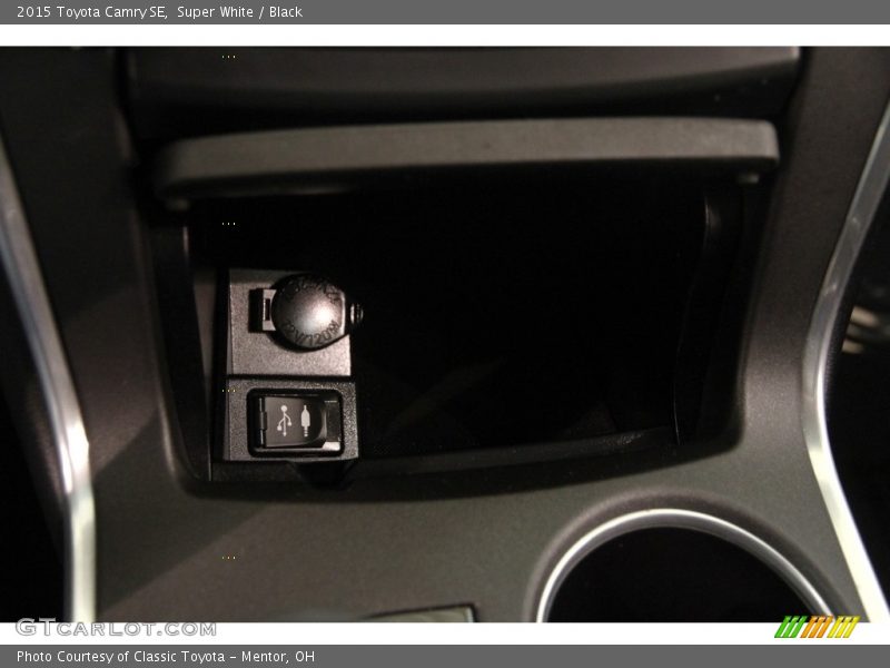 Super White / Black 2015 Toyota Camry SE
