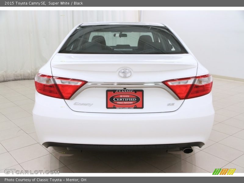 Super White / Black 2015 Toyota Camry SE
