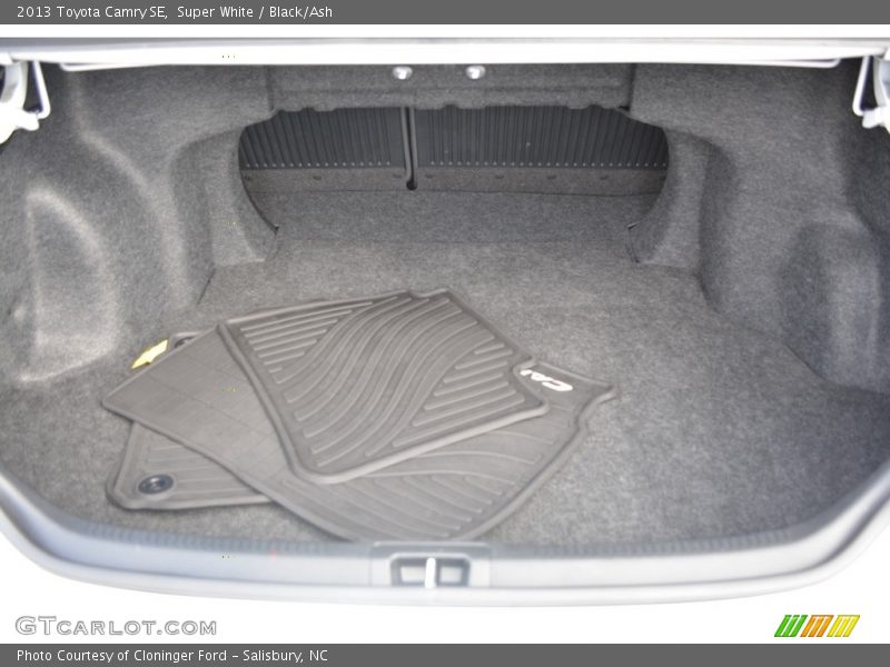 Super White / Black/Ash 2013 Toyota Camry SE