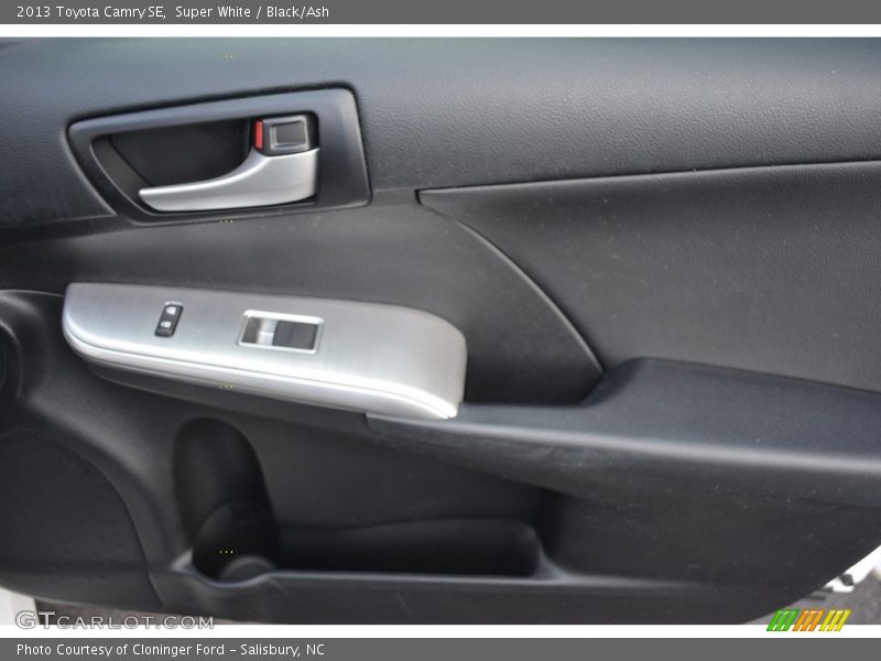 Super White / Black/Ash 2013 Toyota Camry SE