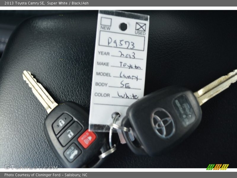 Super White / Black/Ash 2013 Toyota Camry SE