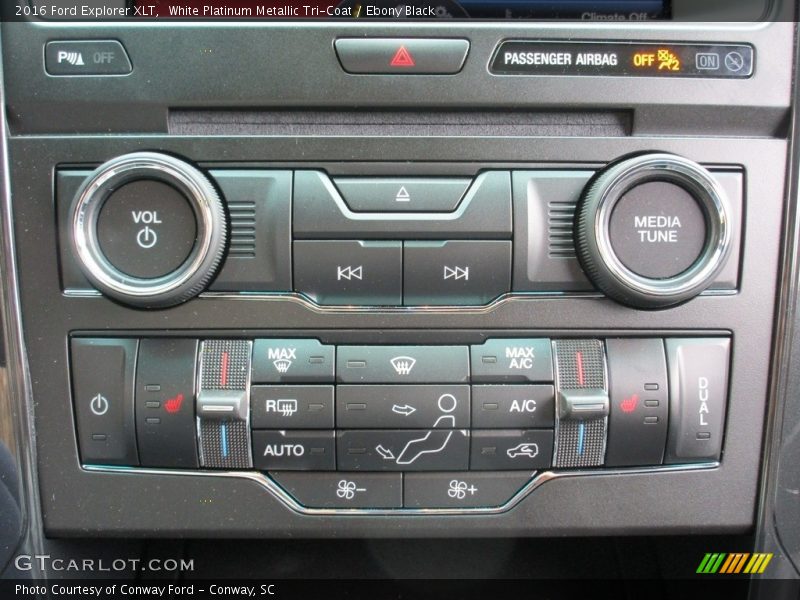 White Platinum Metallic Tri-Coat / Ebony Black 2016 Ford Explorer XLT