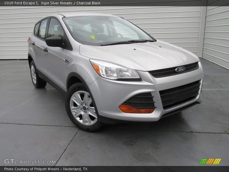 Ingot Silver Metallic / Charcoal Black 2016 Ford Escape S