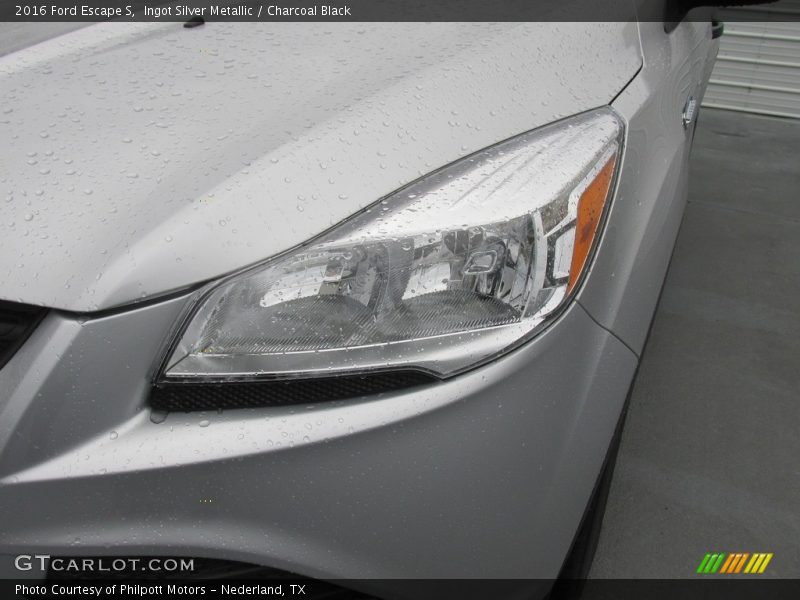 Ingot Silver Metallic / Charcoal Black 2016 Ford Escape S