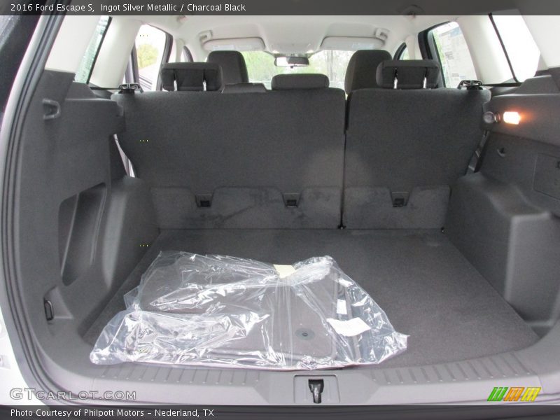 Ingot Silver Metallic / Charcoal Black 2016 Ford Escape S