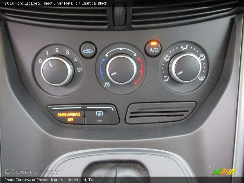 Ingot Silver Metallic / Charcoal Black 2016 Ford Escape S