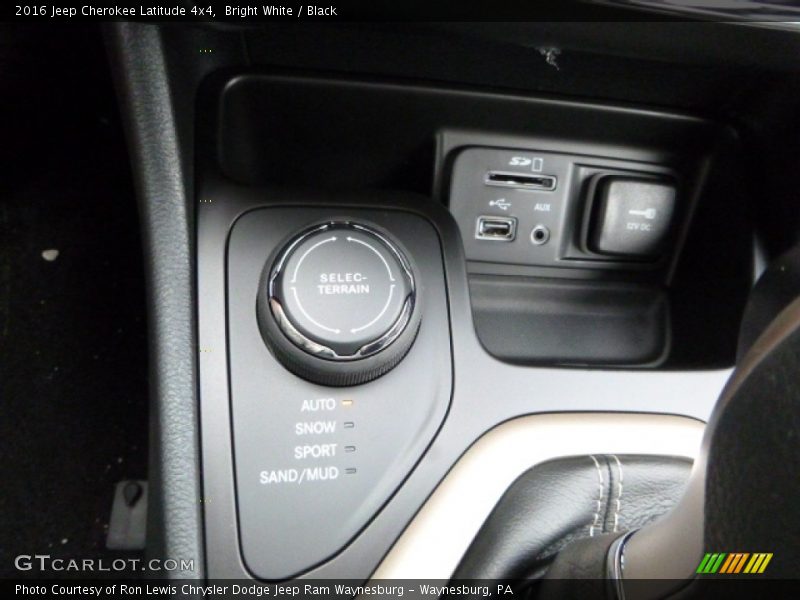 Bright White / Black 2016 Jeep Cherokee Latitude 4x4