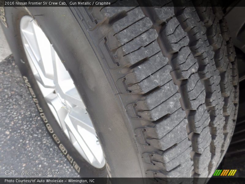 Gun Metallic / Graphite 2016 Nissan Frontier SV Crew Cab