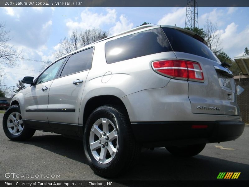 Silver Pearl / Tan 2007 Saturn Outlook XE