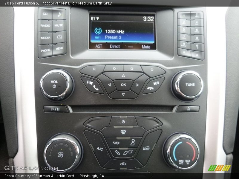 Ingot Silver Metallic / Medium Earth Gray 2016 Ford Fusion S