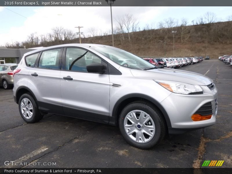 Ingot Silver Metallic / Charcoal Black 2016 Ford Escape S