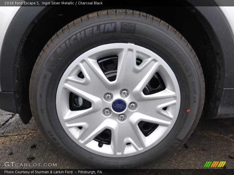 Ingot Silver Metallic / Charcoal Black 2016 Ford Escape S
