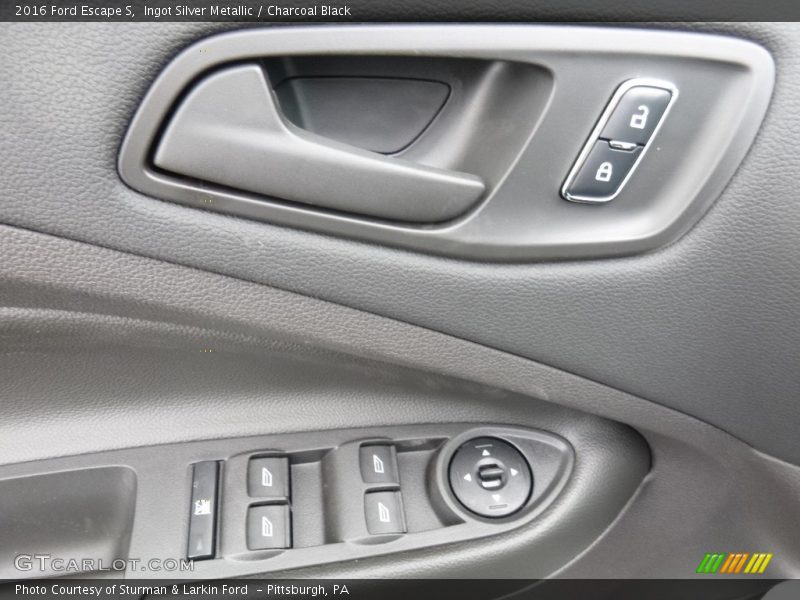 Ingot Silver Metallic / Charcoal Black 2016 Ford Escape S