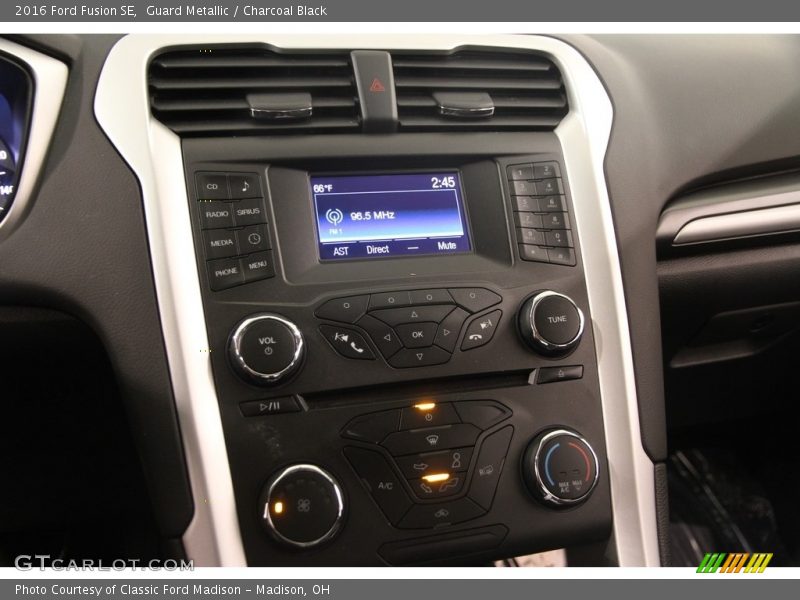 Guard Metallic / Charcoal Black 2016 Ford Fusion SE