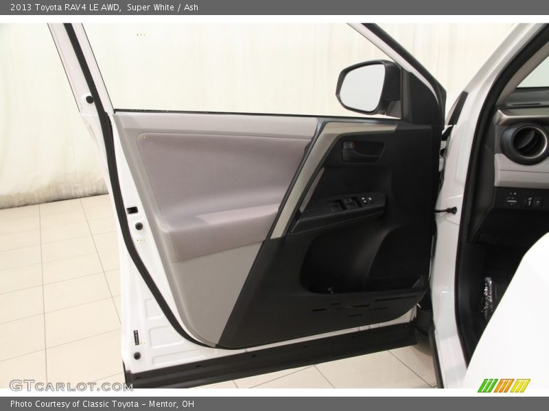 Super White / Ash 2013 Toyota RAV4 LE AWD