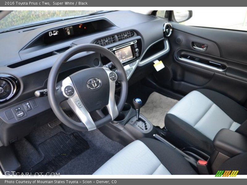 Super White / Black 2016 Toyota Prius c Two