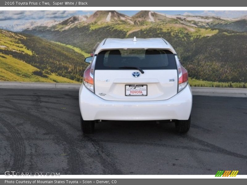 Super White / Black 2016 Toyota Prius c Two