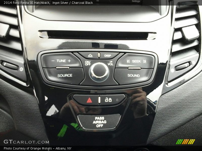 Ingot Silver / Charcoal Black 2014 Ford Fiesta SE Hatchback