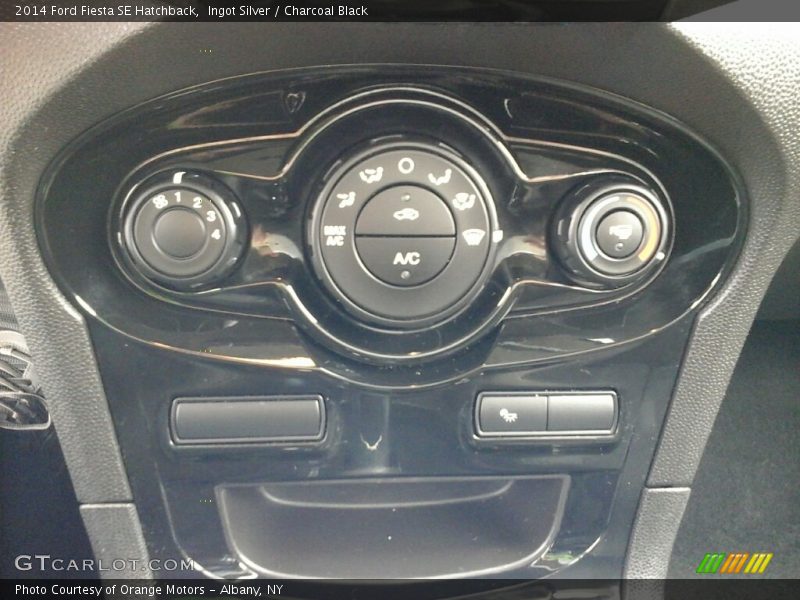 Ingot Silver / Charcoal Black 2014 Ford Fiesta SE Hatchback