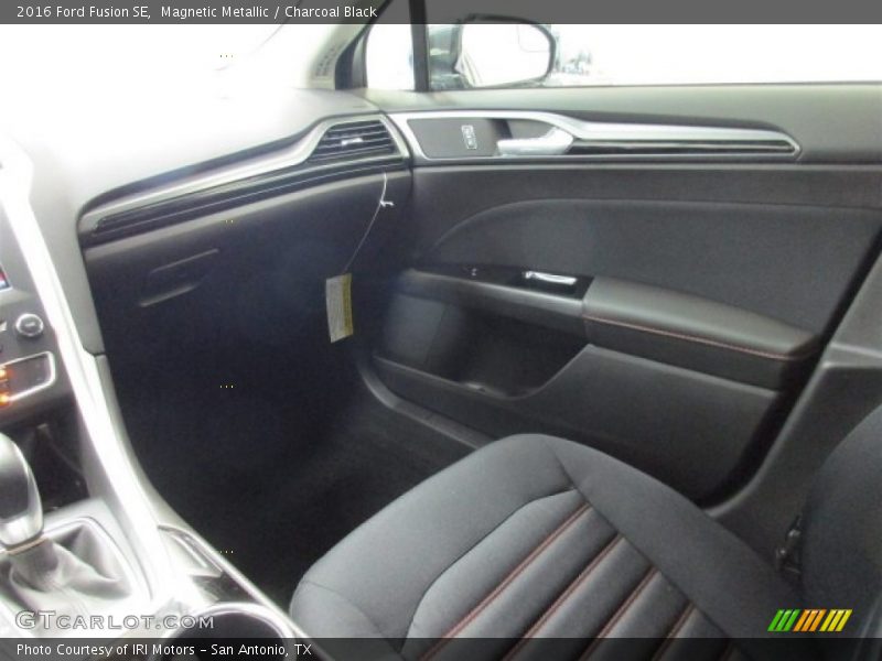 Magnetic Metallic / Charcoal Black 2016 Ford Fusion SE