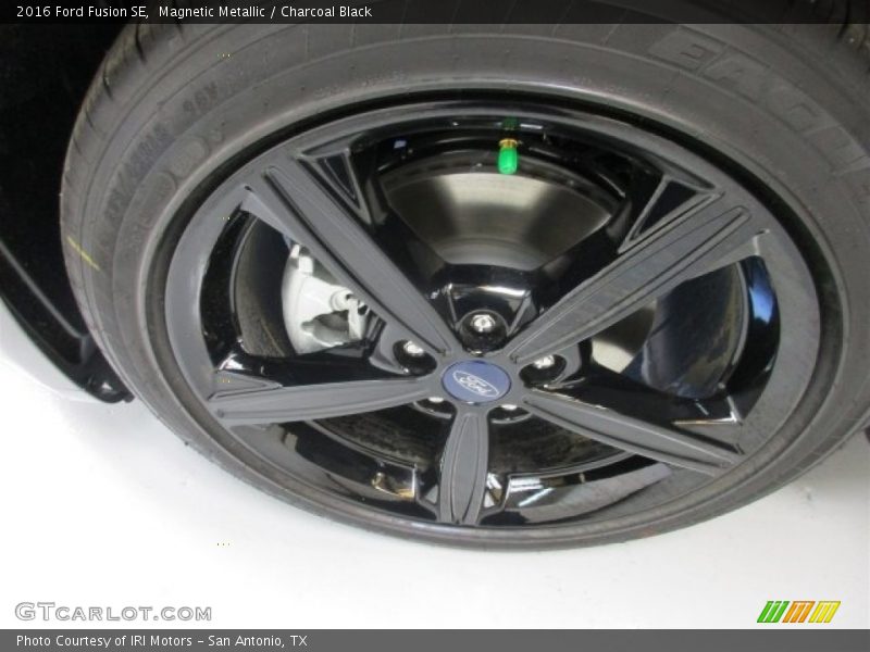 Magnetic Metallic / Charcoal Black 2016 Ford Fusion SE