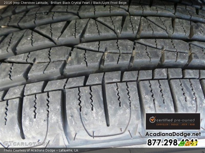 Brilliant Black Crystal Pearl / Black/Light Frost Beige 2016 Jeep Cherokee Latitude