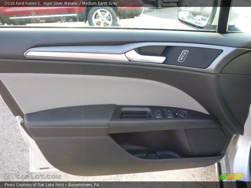 Ingot Silver Metallic / Medium Earth Gray 2016 Ford Fusion S