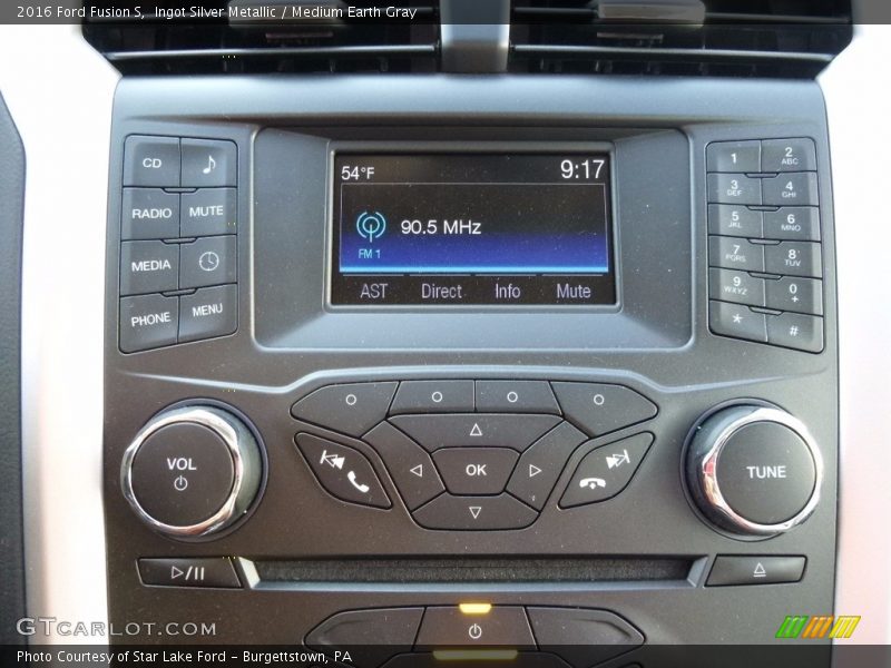 Ingot Silver Metallic / Medium Earth Gray 2016 Ford Fusion S