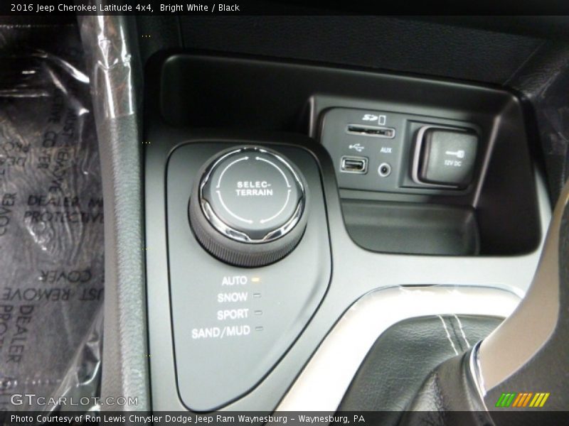 Bright White / Black 2016 Jeep Cherokee Latitude 4x4