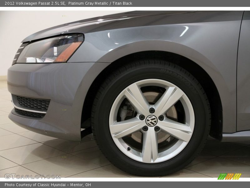 Platinum Gray Metallic / Titan Black 2012 Volkswagen Passat 2.5L SE