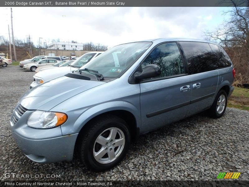 Front 3/4 View of 2006 Caravan SXT