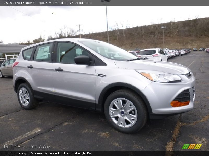 Ingot Silver Metallic / Charcoal Black 2016 Ford Escape S