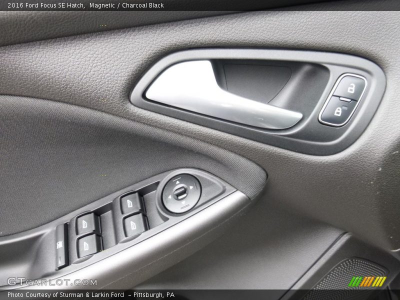 Magnetic / Charcoal Black 2016 Ford Focus SE Hatch
