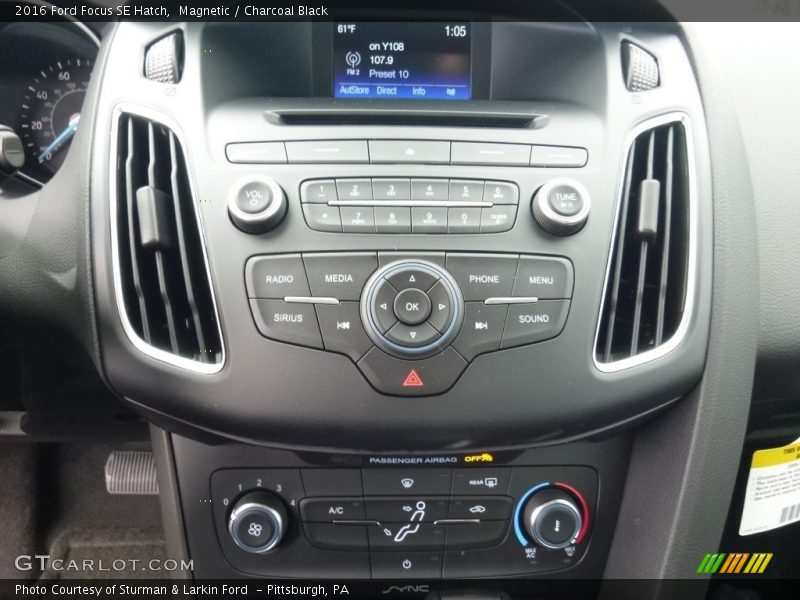 Magnetic / Charcoal Black 2016 Ford Focus SE Hatch