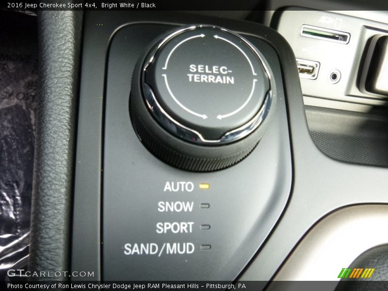 Bright White / Black 2016 Jeep Cherokee Sport 4x4