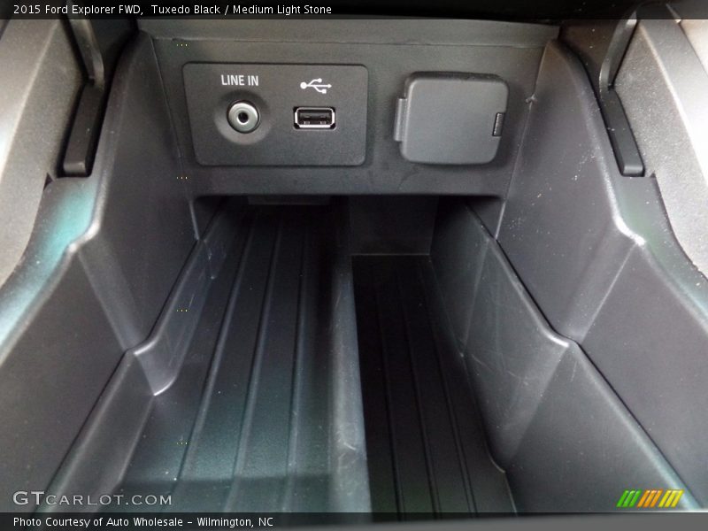 Tuxedo Black / Medium Light Stone 2015 Ford Explorer FWD
