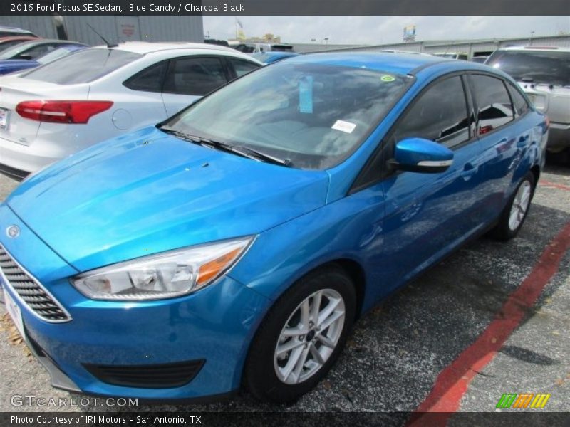Front 3/4 View of 2016 Focus SE Sedan