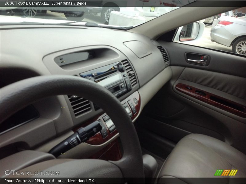 Super White / Beige 2006 Toyota Camry XLE