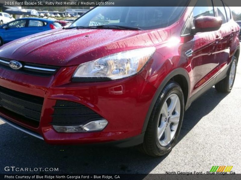 Ruby Red Metallic / Medium Light Stone 2016 Ford Escape SE