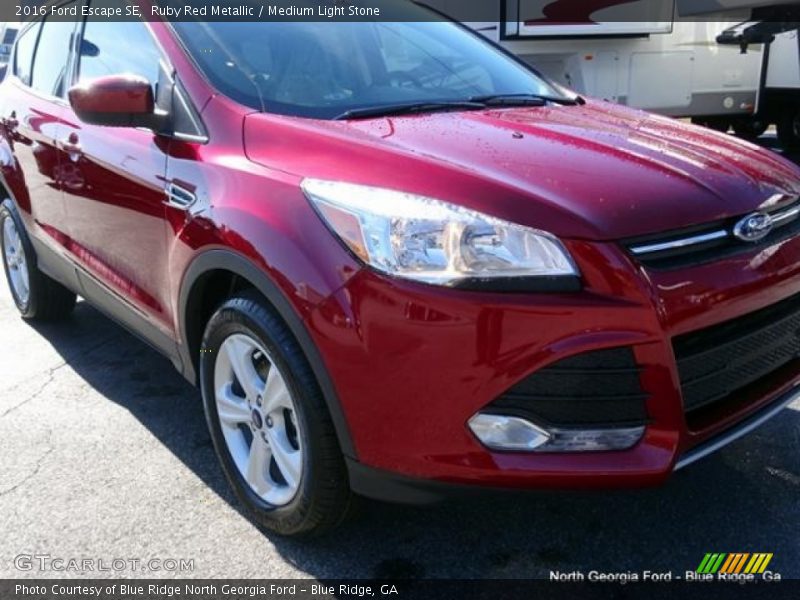 Ruby Red Metallic / Medium Light Stone 2016 Ford Escape SE