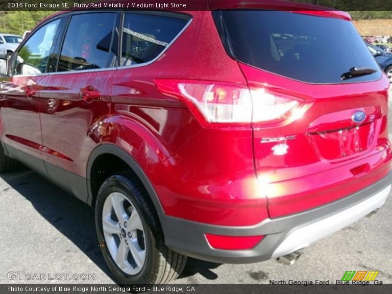 Ruby Red Metallic / Medium Light Stone 2016 Ford Escape SE